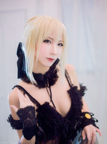 [Cosplay]半半子 - 黑化Saber[15P]