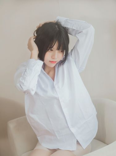 萝莉风COS 桜桃喵 – 白衬衫散发 [49P]