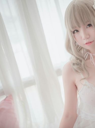 性感人气COSER Yoko宅夏Cos – 白色丝质连衣裙 [26P]