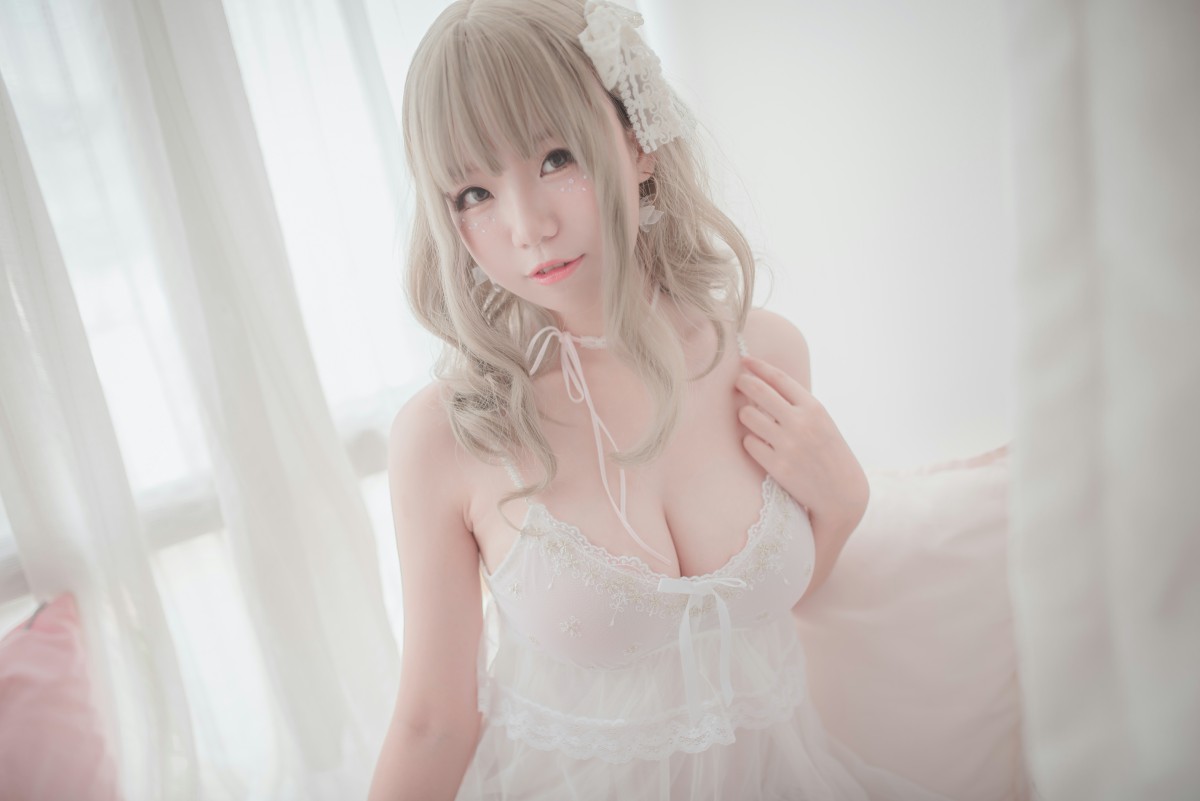 性感人气COSER Yoko宅夏Cos – 白色丝质连衣裙 (3).jpg