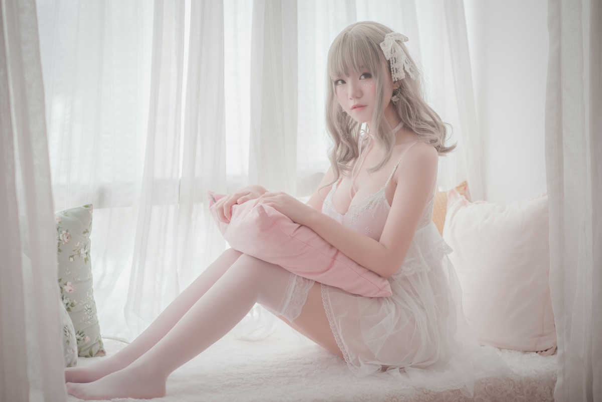 性感人气COSER Yoko宅夏Cos – 白色丝质连衣裙 (1).jpg