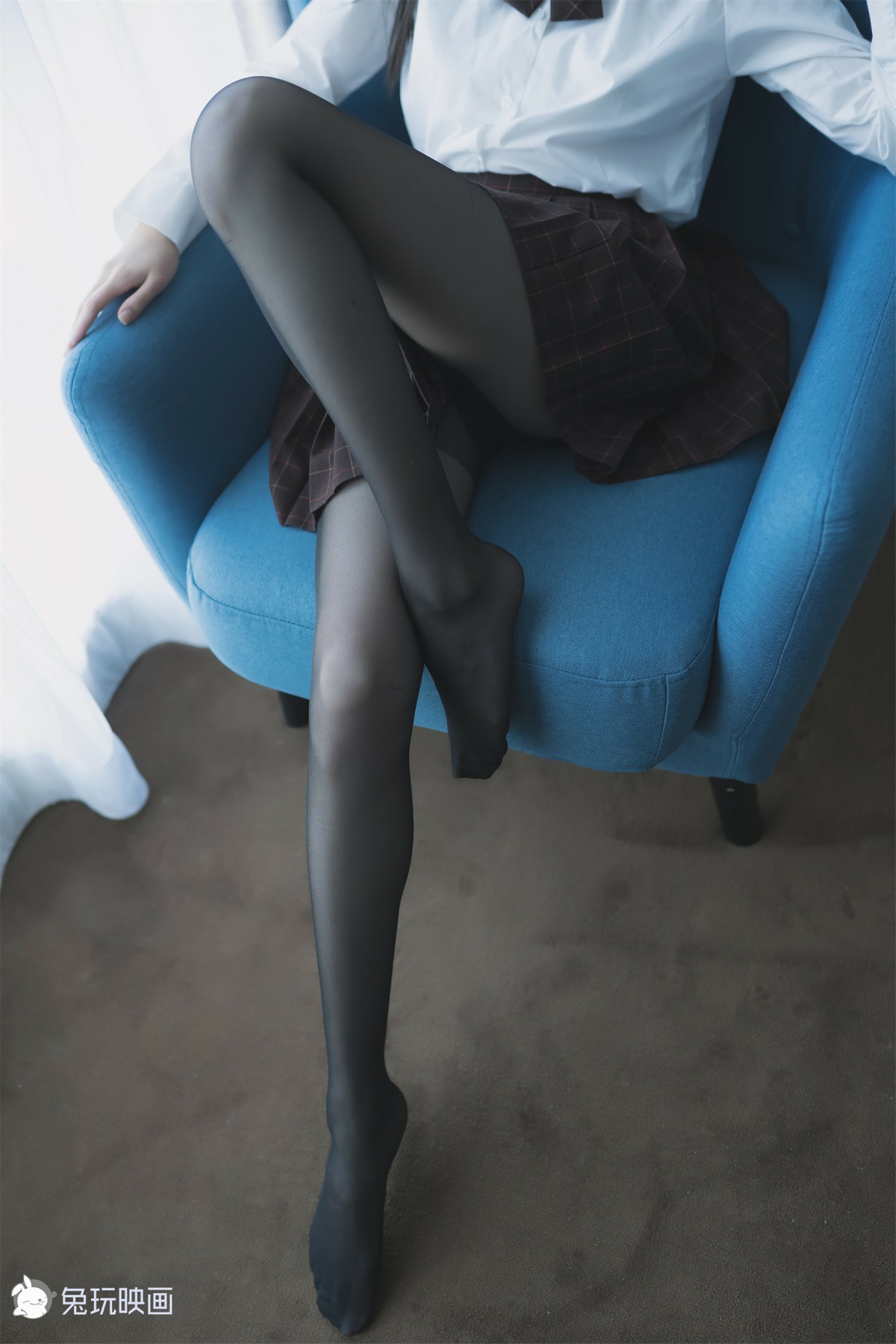 兔玩映画系列 Vol.051 蓝椅子上的黑丝少女 (4).jpg