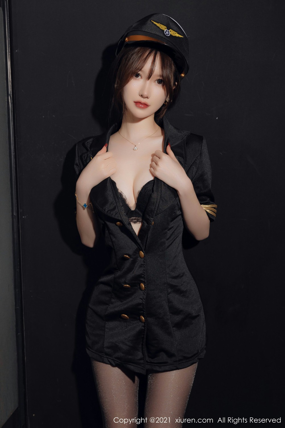 [XiuRen秀人网] 2021.12.17 No.4355 美桃酱 黑丝制服 第2张