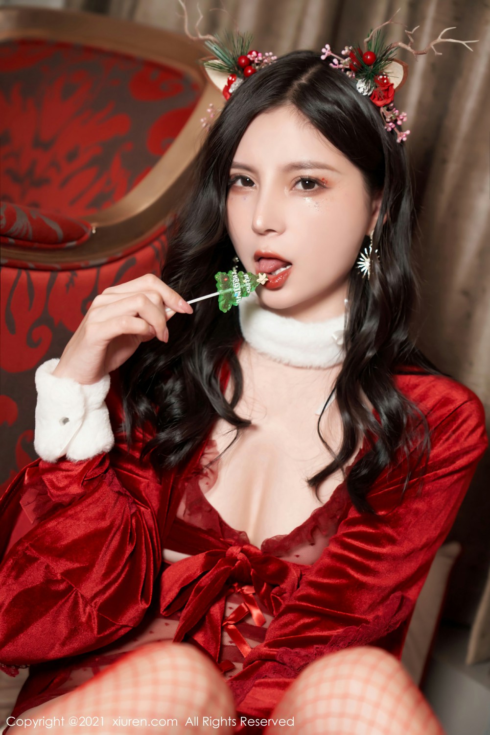 [XiuRen秀人网] 2021.12.23 No.4377 小蛮妖Yummy 圣诞写真 第4张