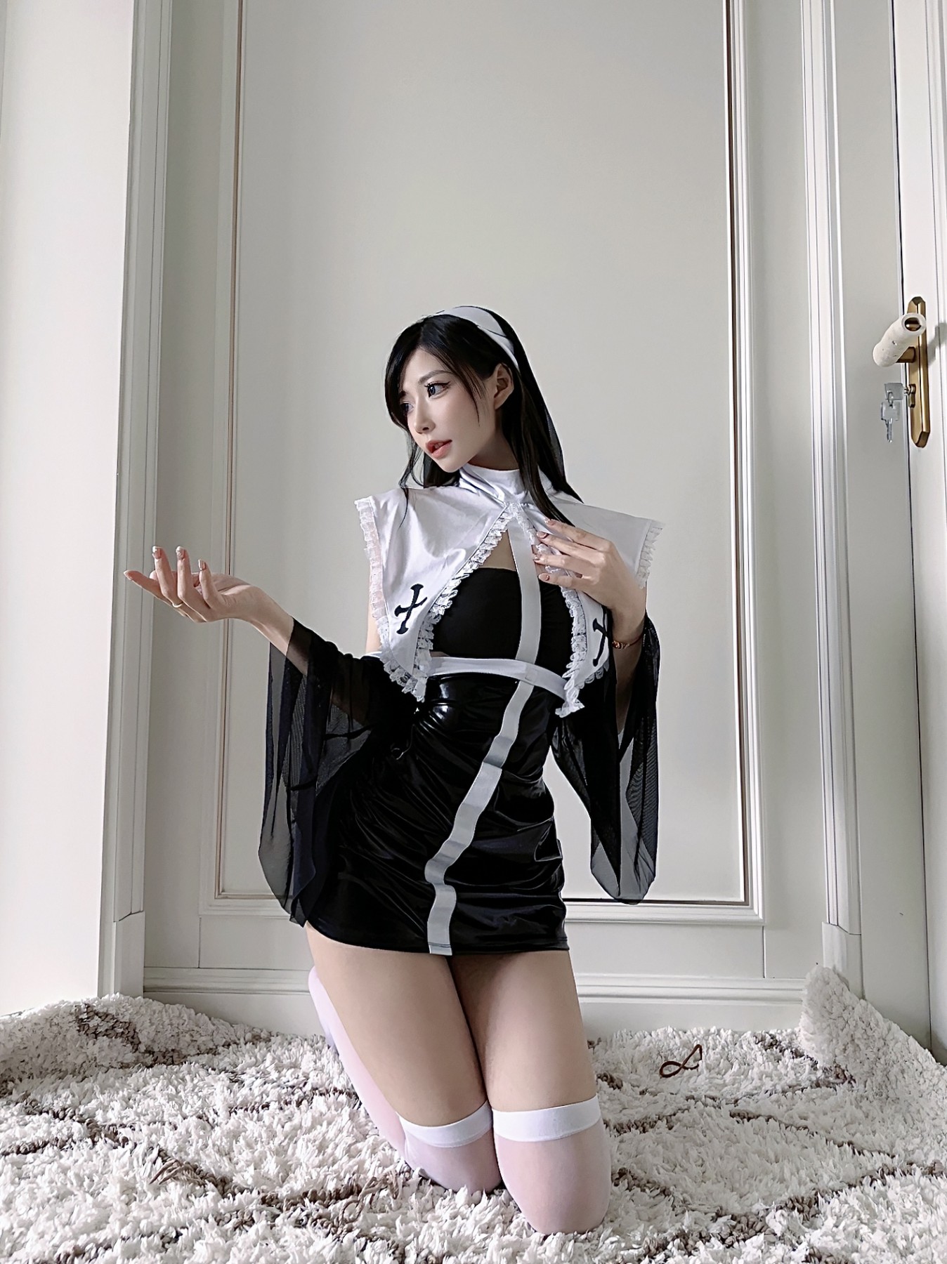 陈妮妮 - 黑白修女服 第3张