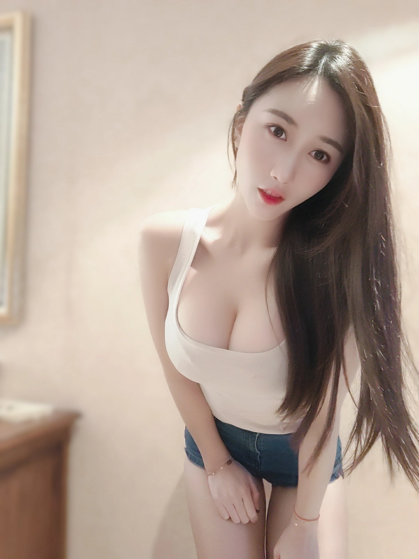 小玉吃果冻 - 白背心紧身牛仔短裤 第2张