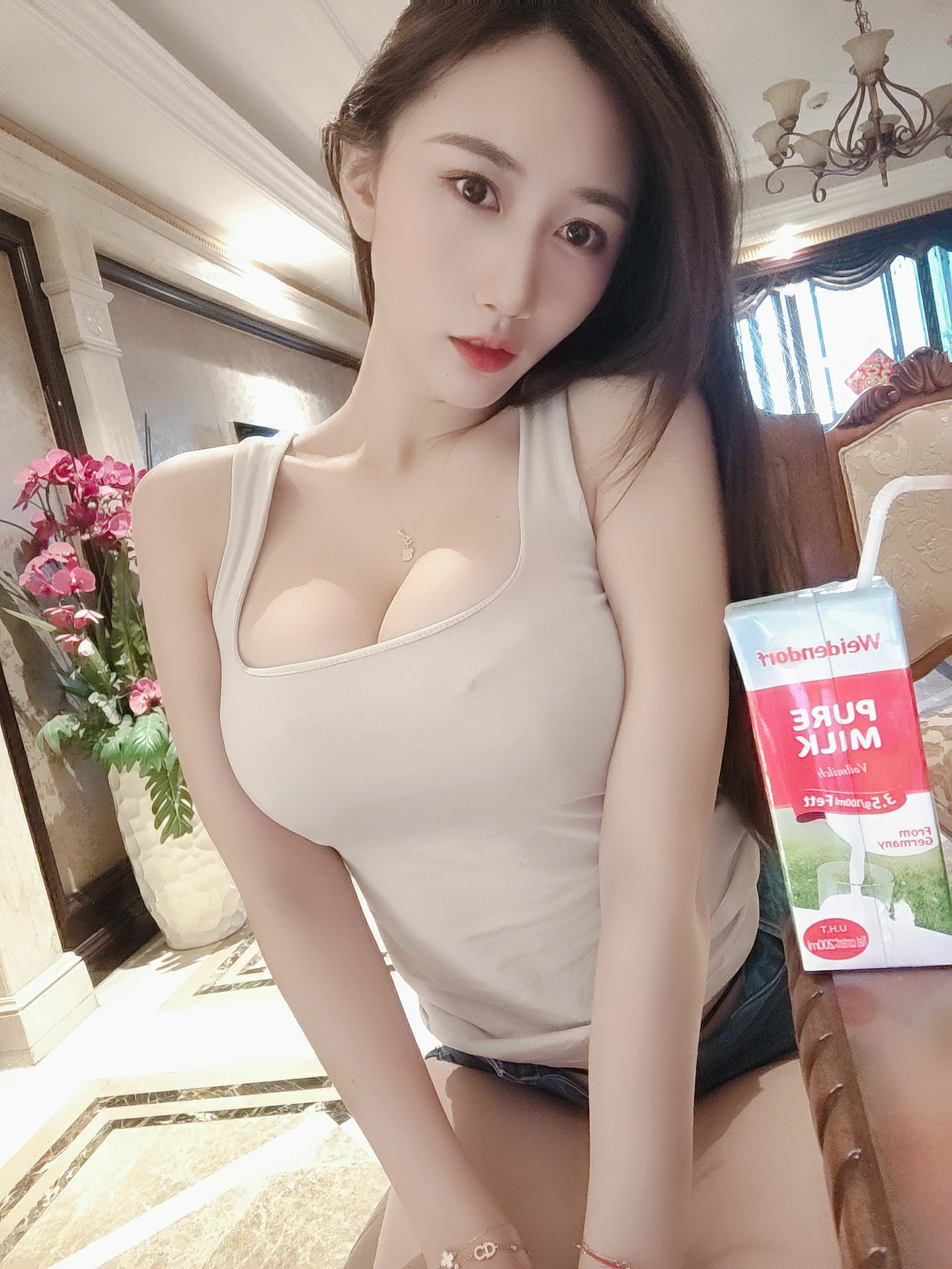 小玉吃果冻 - 白背心紧身牛仔短裤[35P]