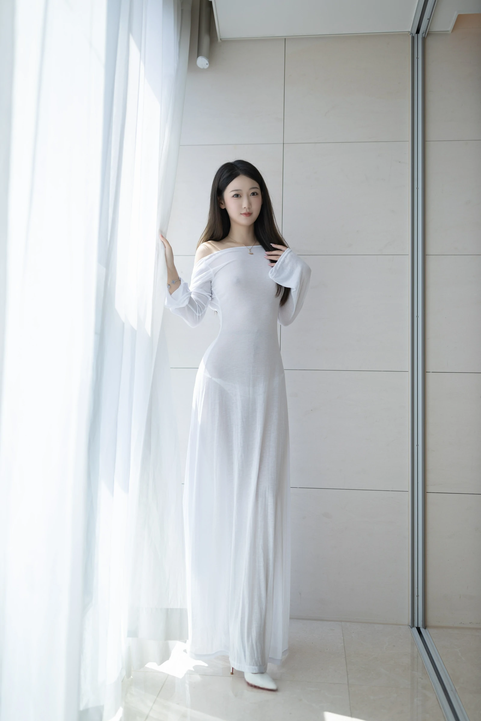 xiuren秀人网福利唐安琪大尺度私拍无码流出透视长裙 第2张