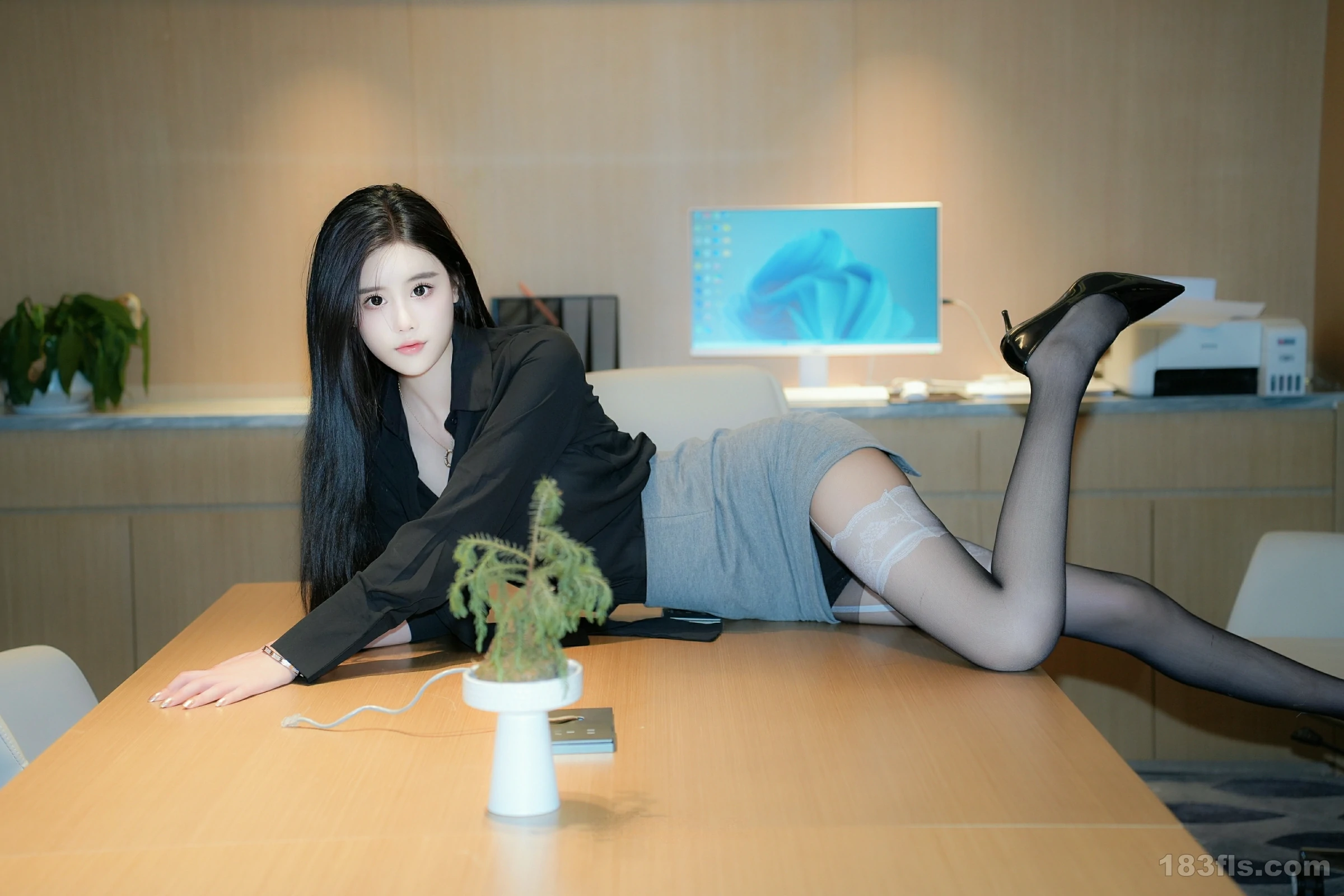xiuren秀人网福利Erikaki大尺度私拍无码流出黑丝职业 第3张