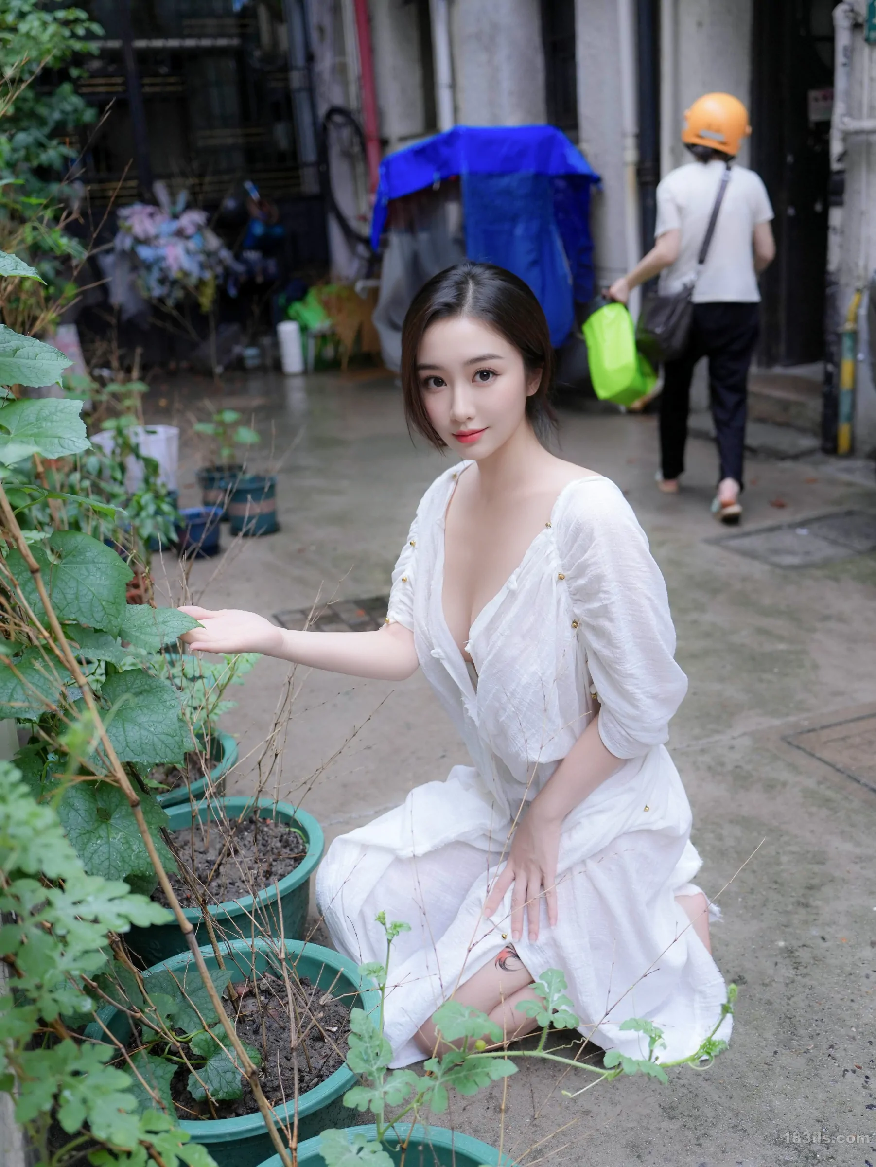 xiuren秀人网福利楠芝大尺度私拍无码流出白长袍画家 第2张