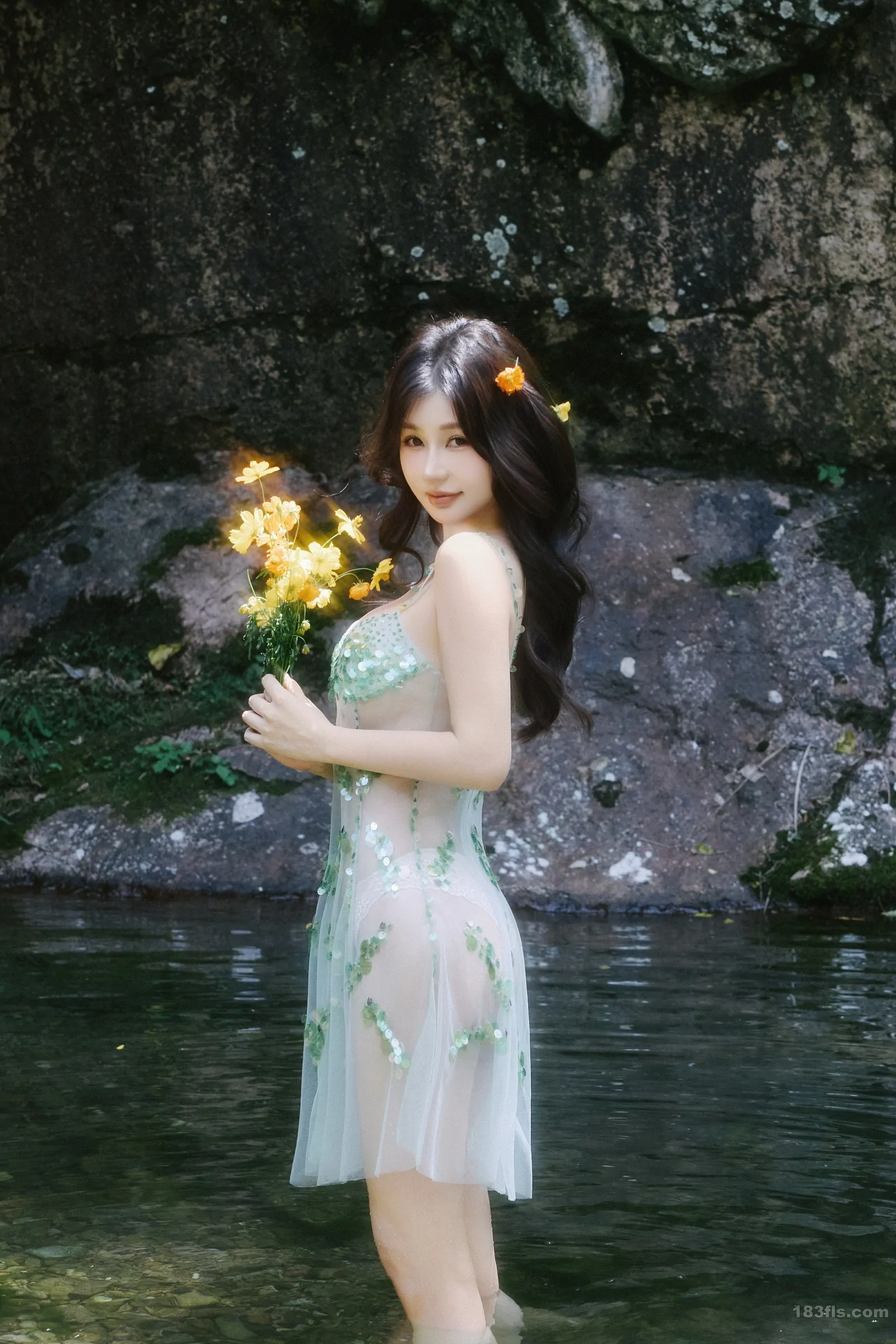 xiuren秀人网福利尹甜甜大尺度内购无码流出小溪亮片裙 第2张 xiuren秀人网福利尹甜甜大尺度内购无码流出小溪亮片裙 第2张