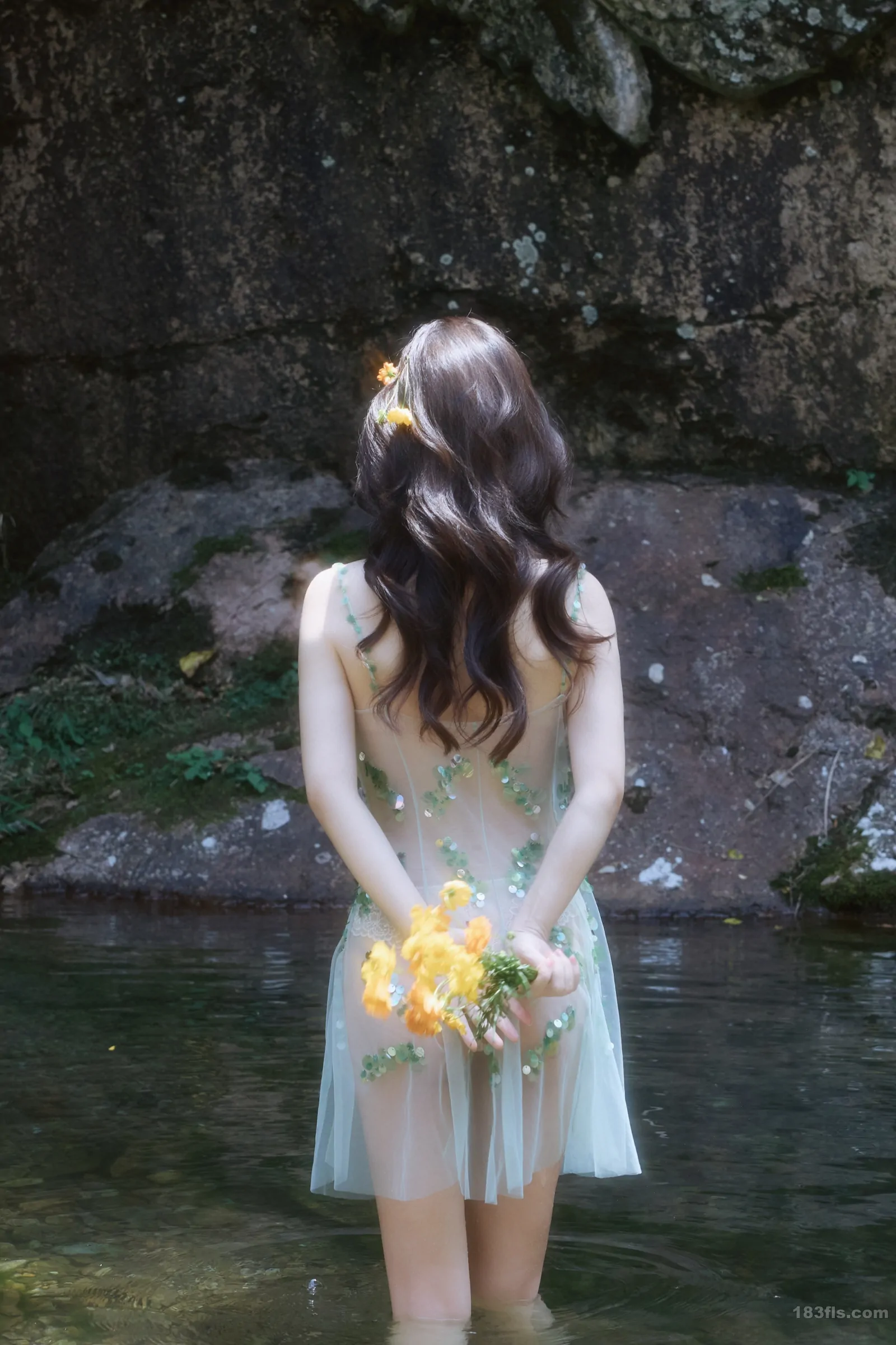 xiuren秀人网福利尹甜甜大尺度内购无码流出小溪亮片裙 第3张 xiuren秀人网福利尹甜甜大尺度内购无码流出小溪亮片裙 第3张