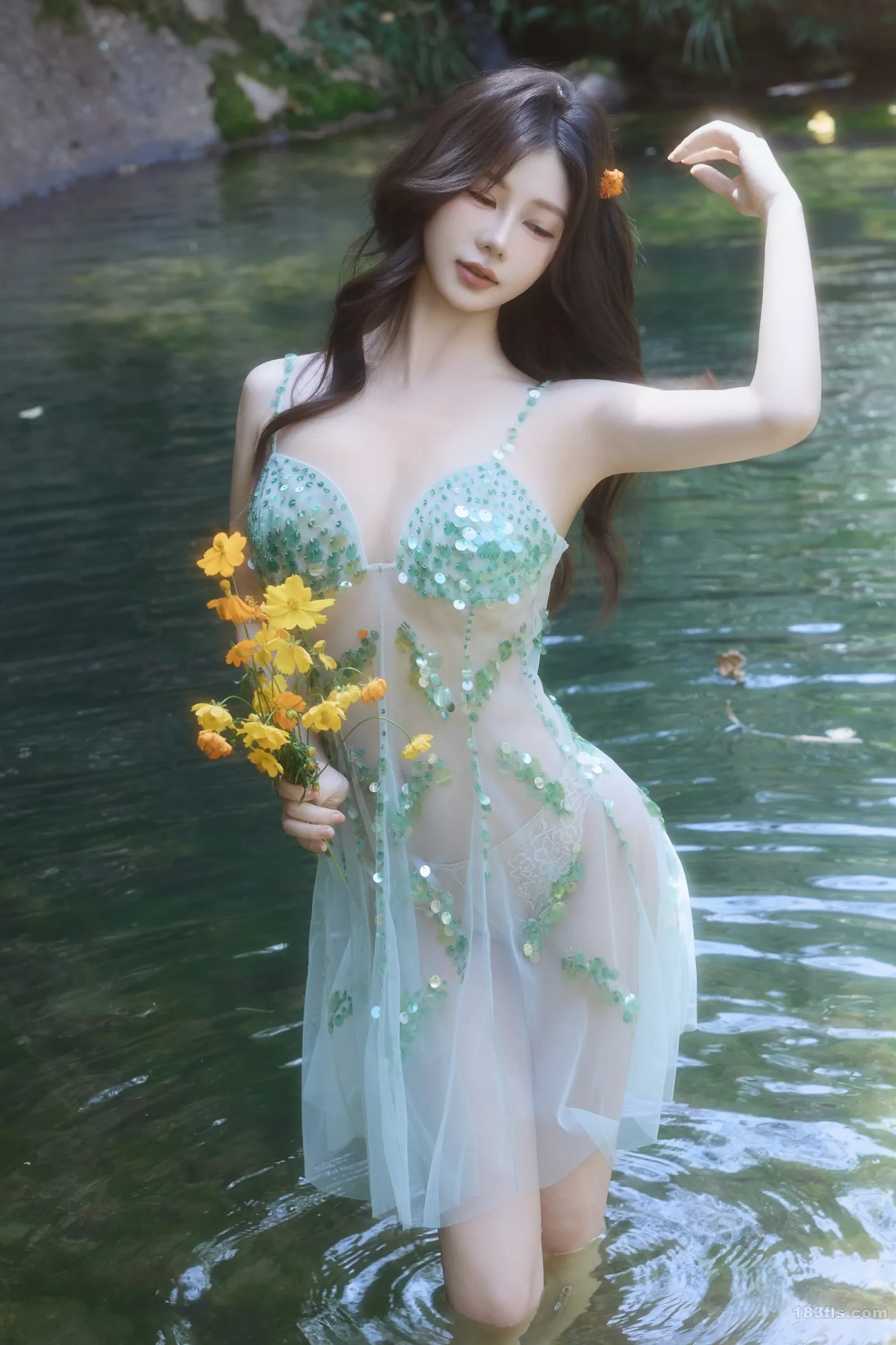 xiuren秀人网福利尹甜甜大尺度内购无码流出小溪亮片裙[73P]