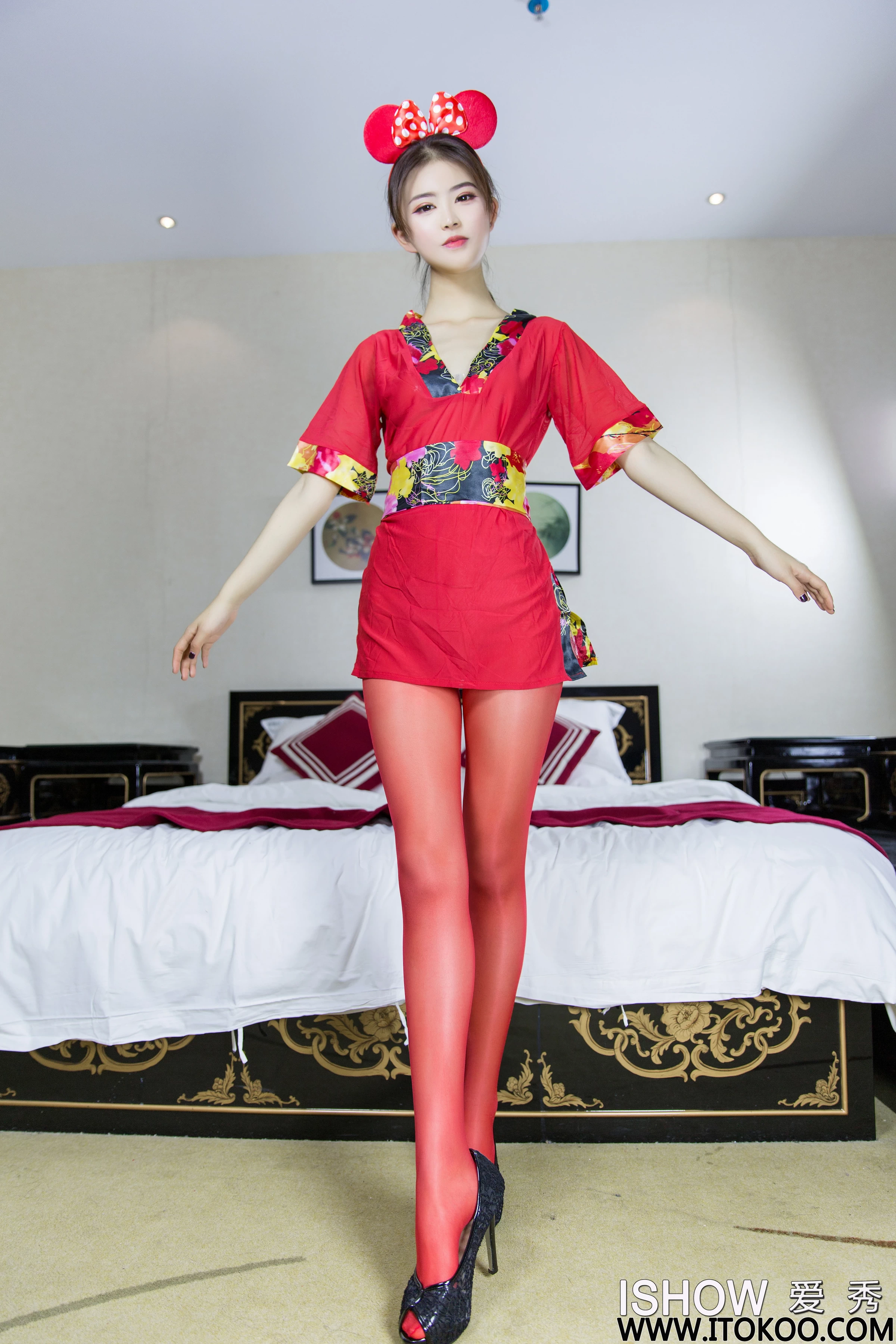 [ISHOW爱秀]NO.213 鼠你最美 杨伊伊Eva 红色透视情趣制服裙加红色丝袜美腿性感私房写真集 第4张