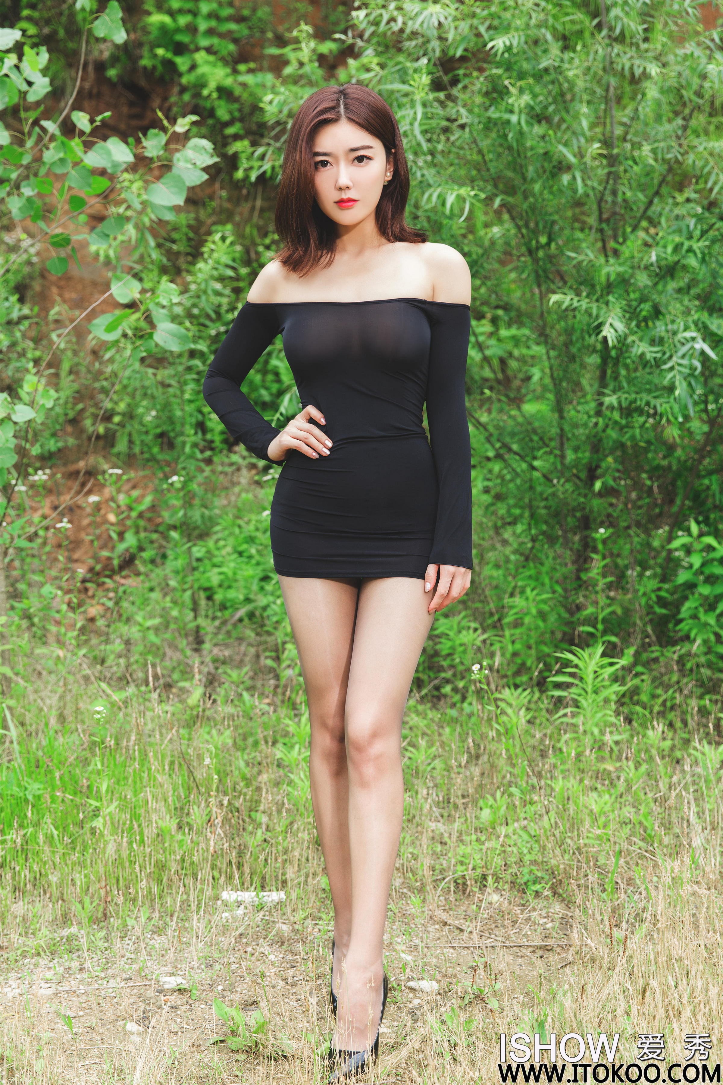 [ISHOW爱秀]NO.192 林琳Caroline 黑色紧身抹胸裙加灰色丝袜美腿性感私房写真集 第2张