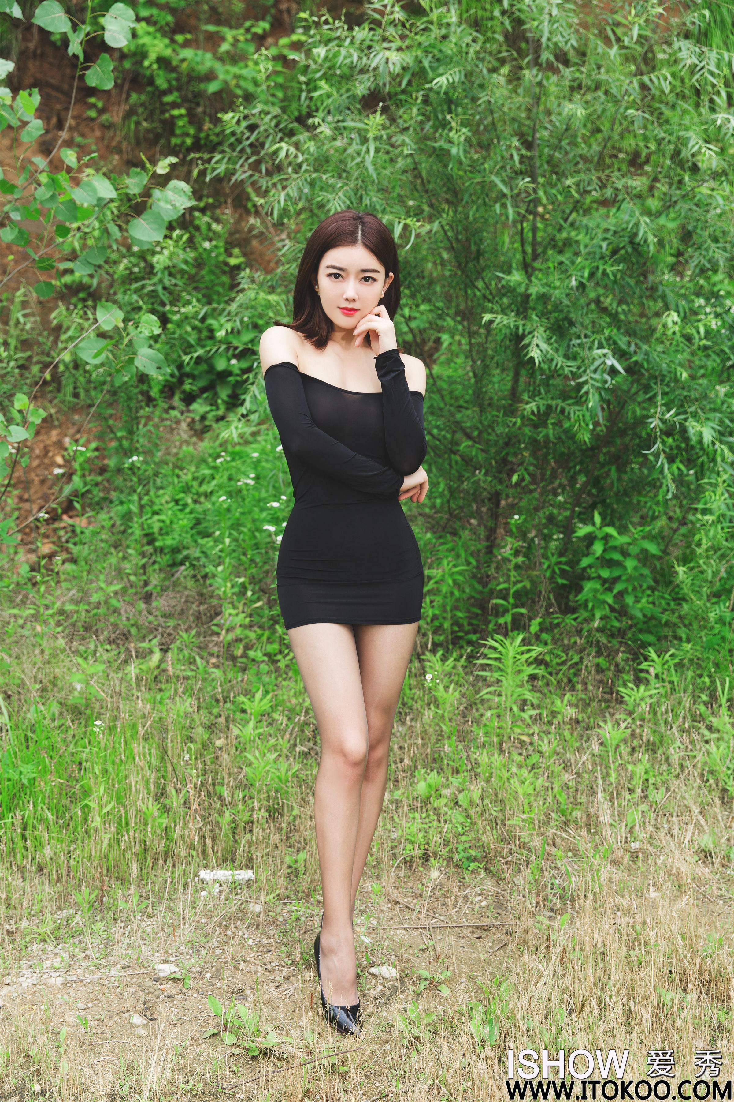 [ISHOW爱秀]NO.192 林琳Caroline 黑色紧身抹胸裙加灰色丝袜美腿性感私房写真集 第3张