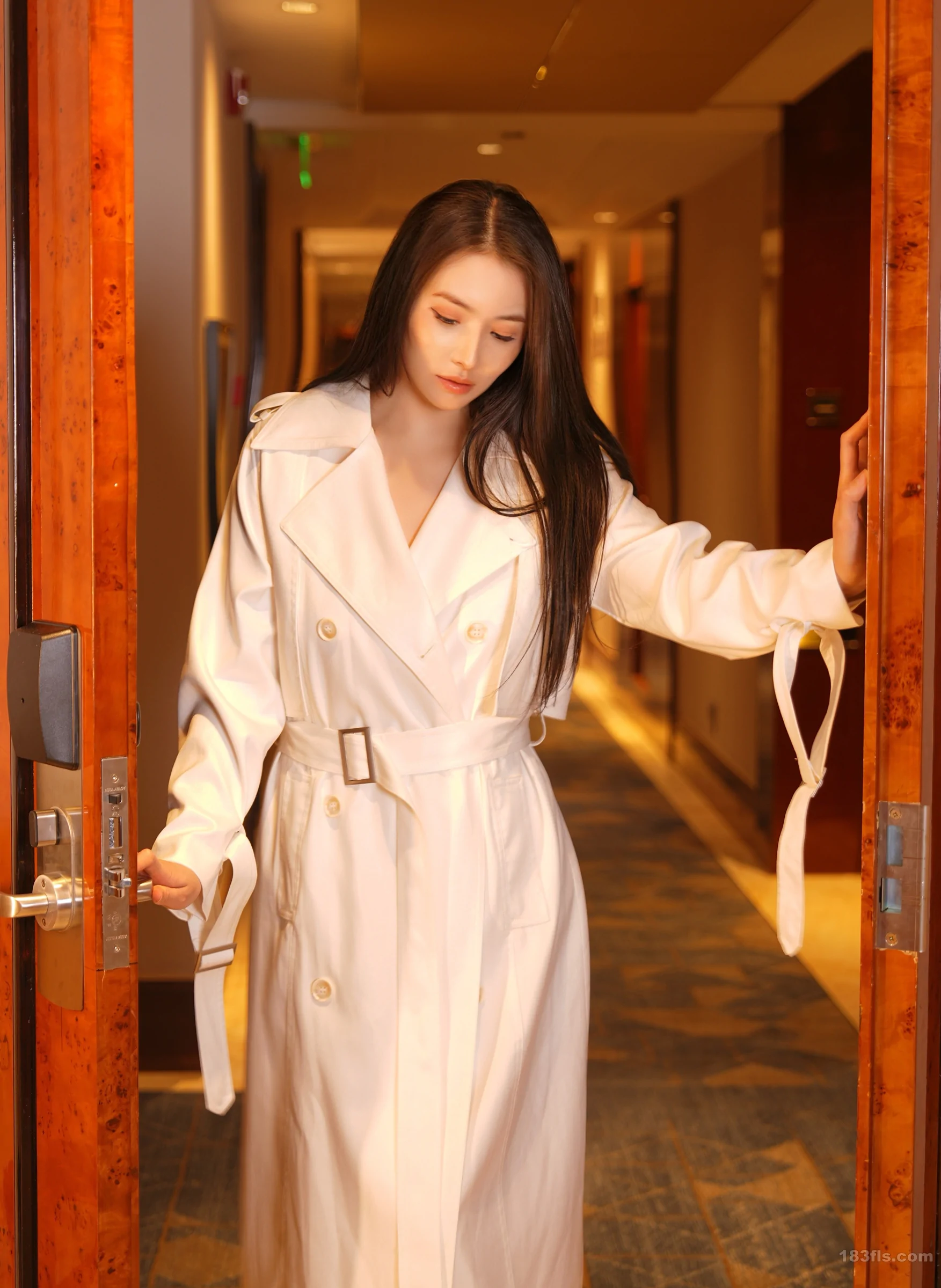 xiuren秀人网福利娅轩ELVA大尺度内购无码流出白风衣红内衣 第2张 xiuren秀人网福利娅轩ELVA大尺度内购无码流出白风衣红内衣 第2张