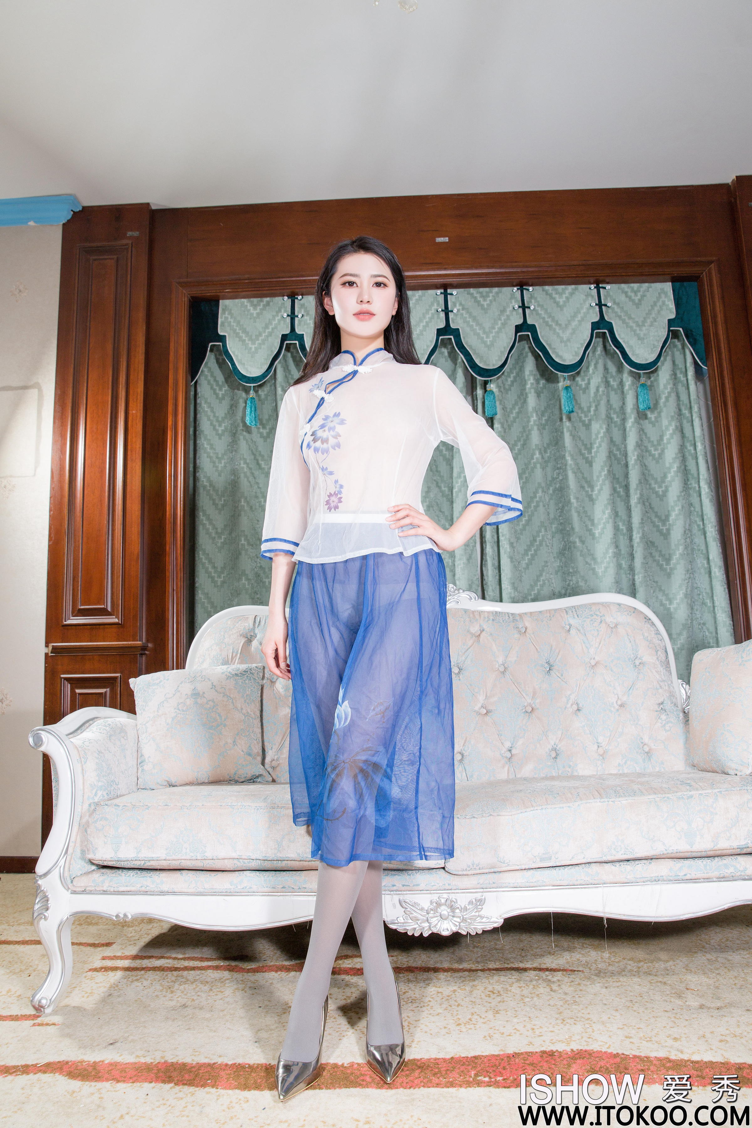 [ISHOW爱秀]2024-04-20 NO.412 薛婧雯Jill 白色透视旗袍与蓝色情趣短裙加灰丝美腿性感私房写真集 第1张