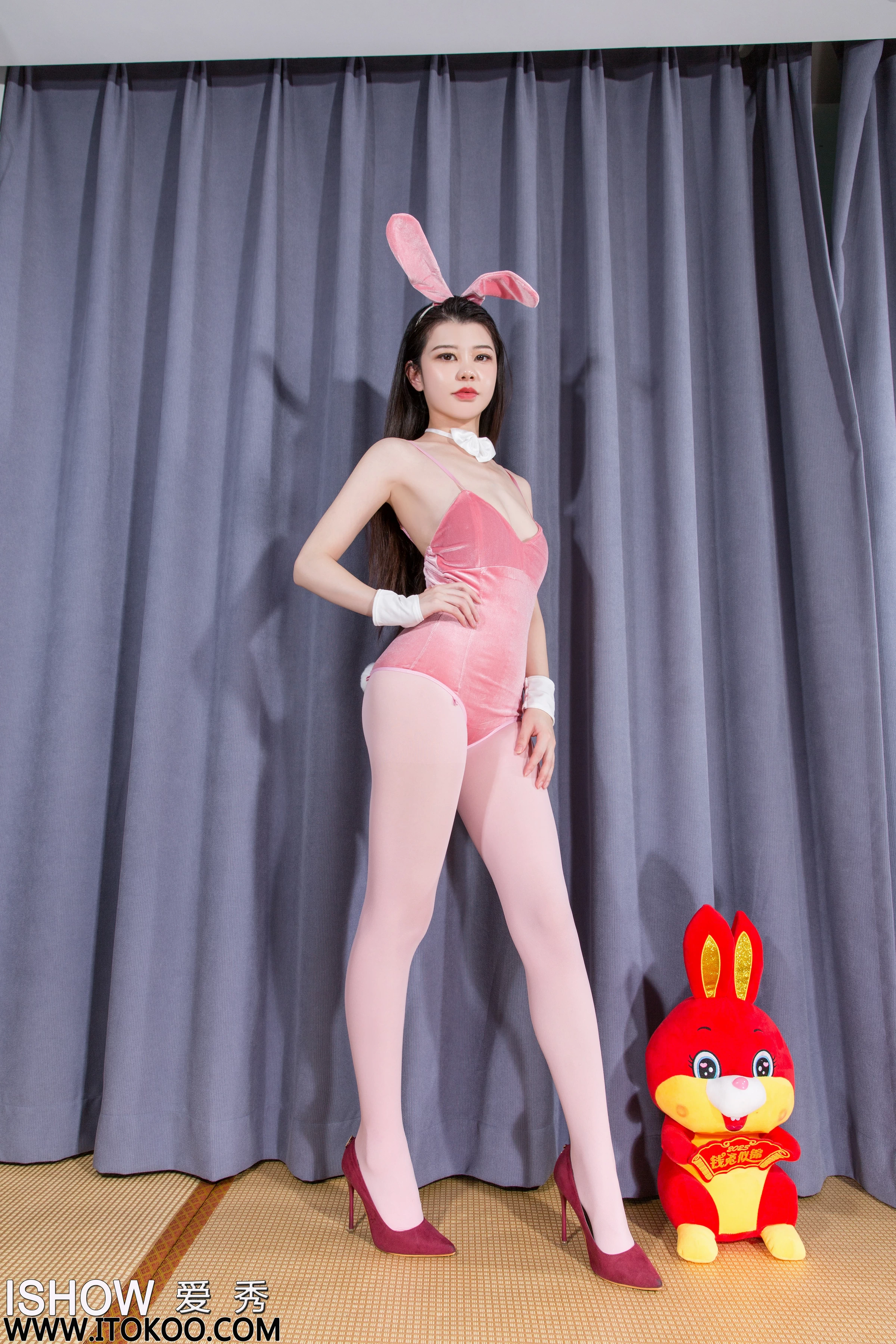 [ISHOW爱秀]NO.350 性感兔女郎 林沐沐Liny 粉色情趣制服内衣加粉色丝袜美腿私房写真集 第1张