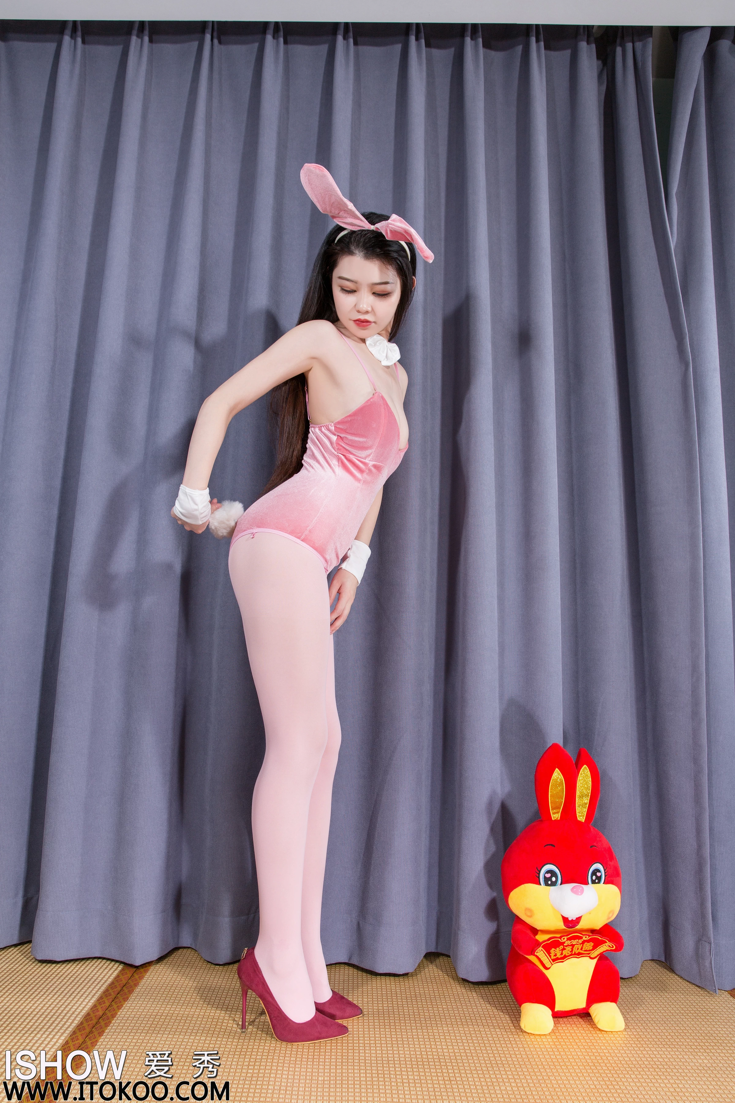 [ISHOW爱秀]NO.350 性感兔女郎 林沐沐Liny 粉色情趣制服内衣加粉色丝袜美腿私房写真集 第2张