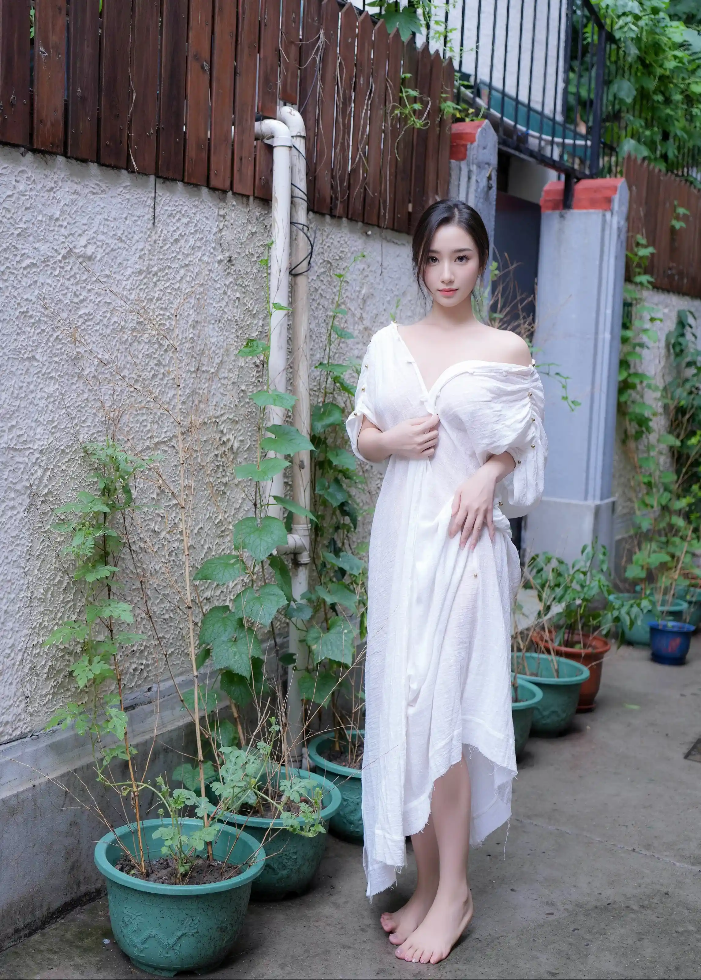  XiuRen 内购版 No.10603 楠芝 身着白色长裙的美女画家 第2张
