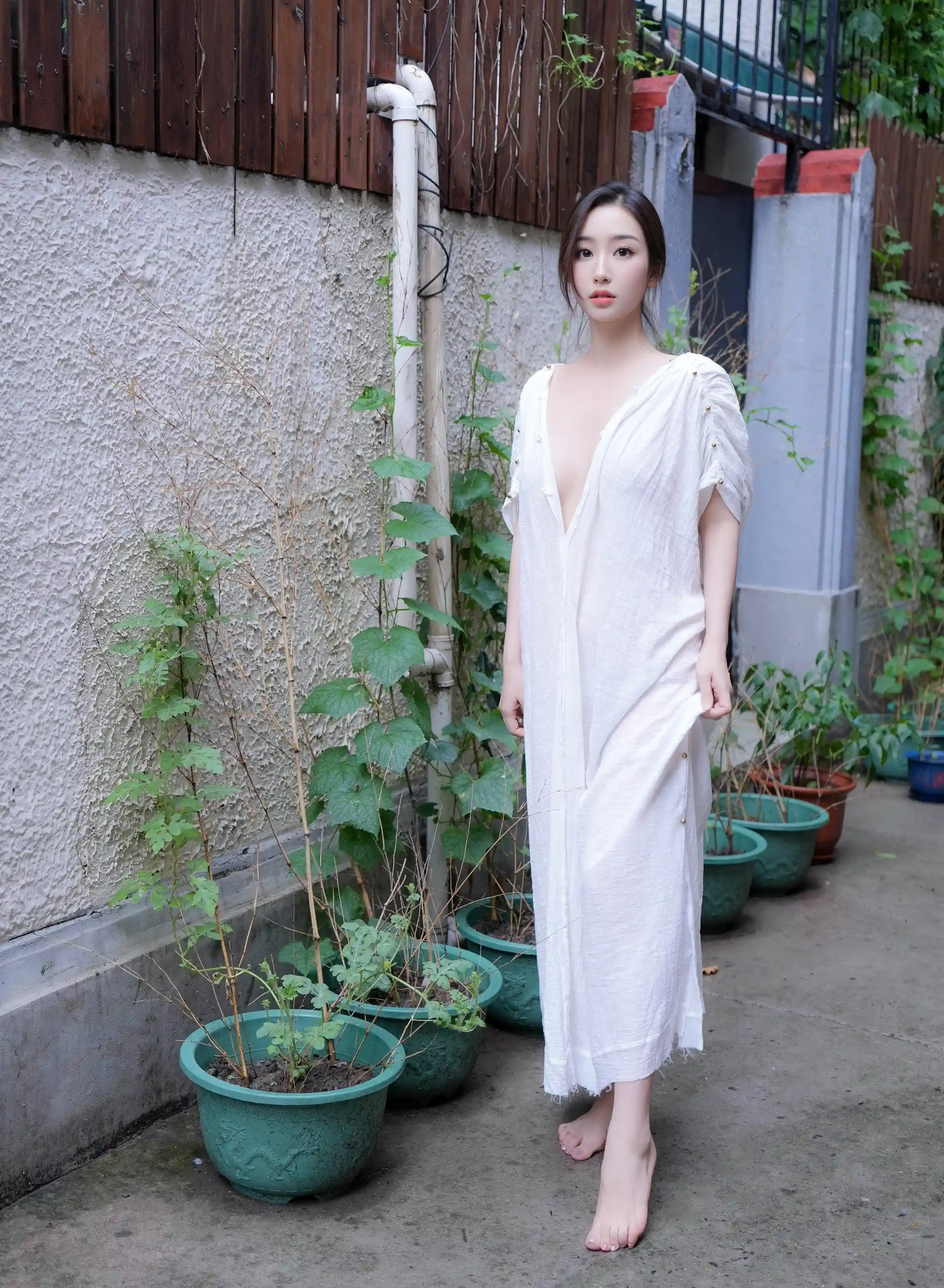  XiuRen 内购版 No.10603 楠芝 身着白色长裙的美女画家 第3张