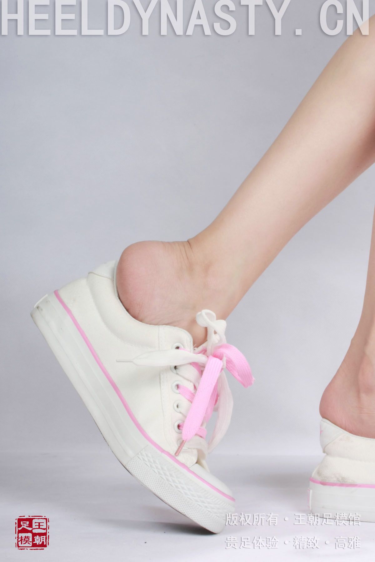 [王朝贵足丝袜] 2009-02-12 室内套图 布丁裸足粉色运动球鞋清晰足跟写真系列0