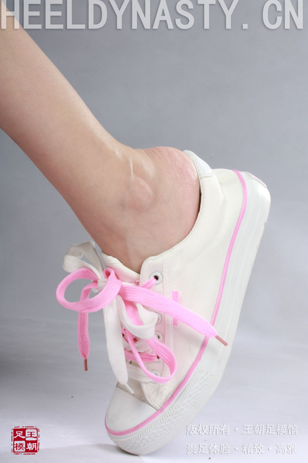 [王朝贵足丝袜] 2009-02-12 室内套图 布丁裸足粉色运动球鞋清晰足跟写真系列3
