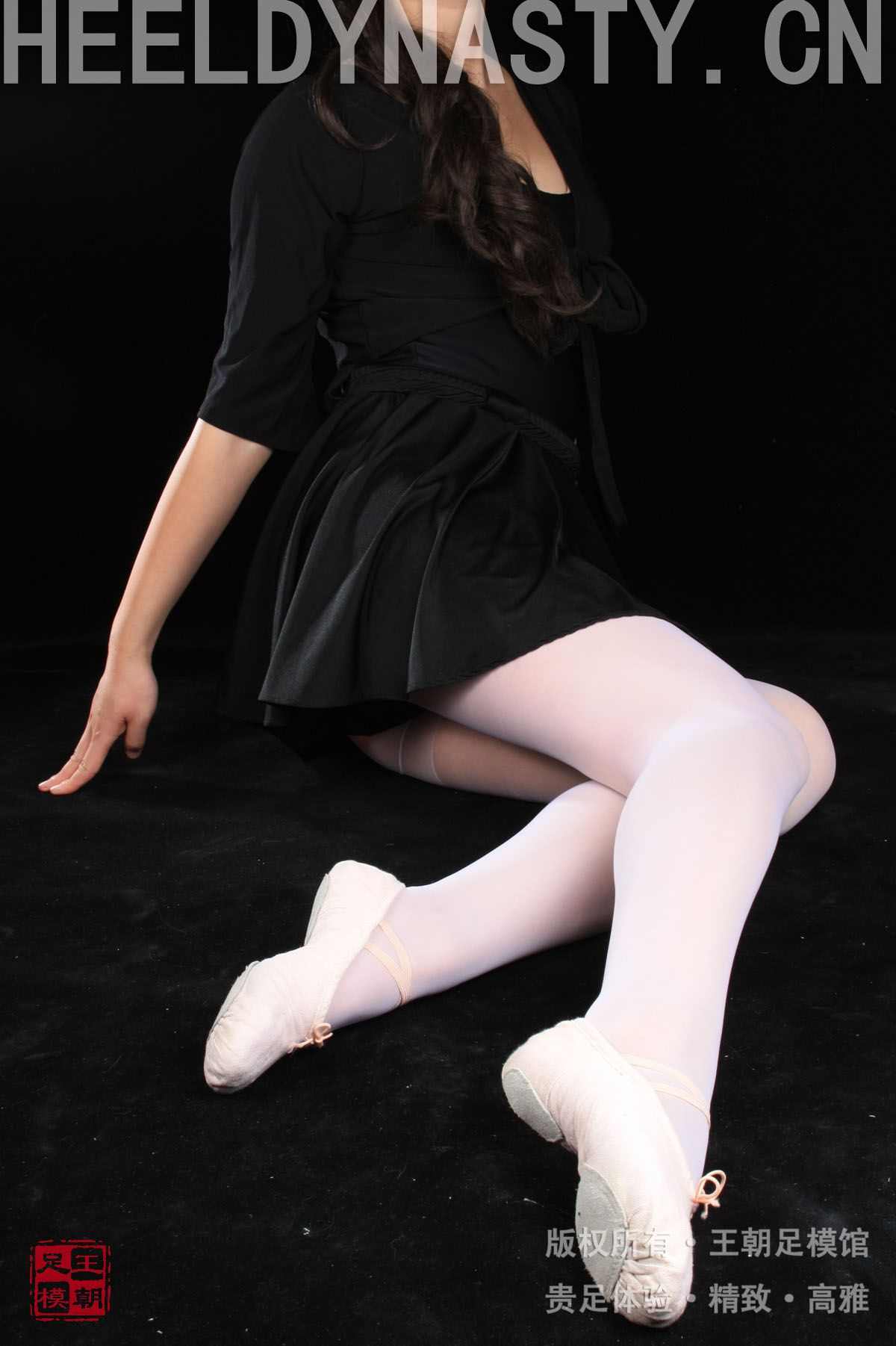 [王朝贵足丝袜] 2009-03-16 室内套图 Lika白色舞鞋黑色舞服白丝芭蕾小天使系列A0