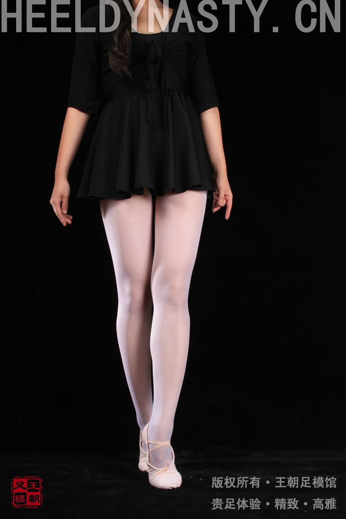 [王朝贵足丝袜] 2009-03-16 室内套图 Lika白色舞鞋黑色舞服白丝芭蕾小天使系列A1