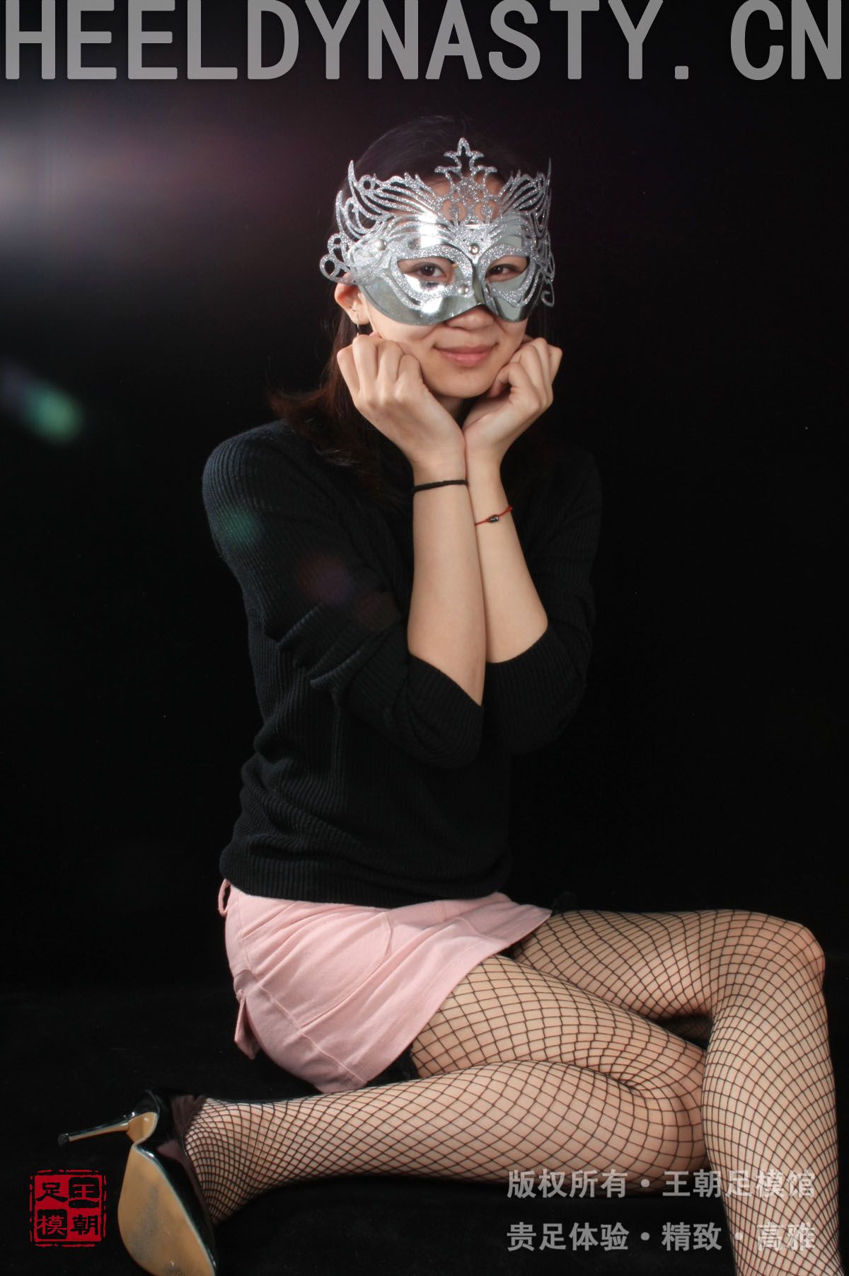 [王朝贵足丝袜] 2009-03-31 室内套图 梦菲黑色蕾丝网眼丝袜粉色短裙高跟系列A2