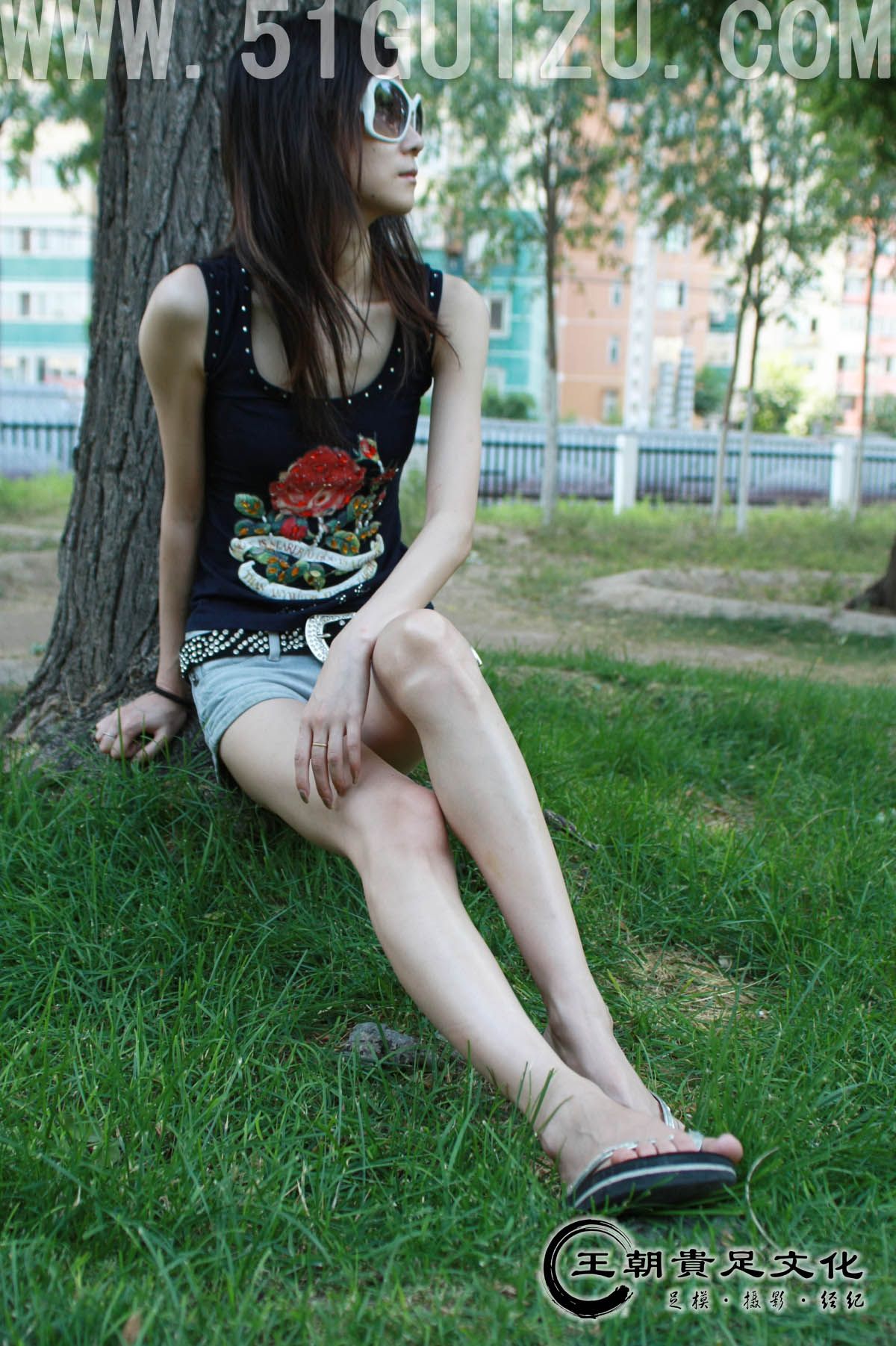 [王朝贵足丝袜] 2009-06-12 外景套图 王朝足模布丁剔透裸足人字拖草地树荫系列C0